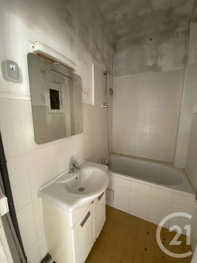 Afficher la photo en grand Appartement T4 à vendre - 4 pièces - 75.8 m2 - MARSEILLE - 13009 - PROVENCE-ALPES-COTE-D-AZUR - Century 21 Coeur Neuf