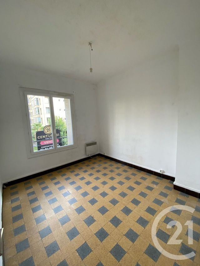 Afficher la photo en grand Appartement T4 à vendre - 4 pièces - 75.8 m2 - MARSEILLE - 13009 - PROVENCE-ALPES-COTE-D-AZUR - Century 21 Coeur Neuf