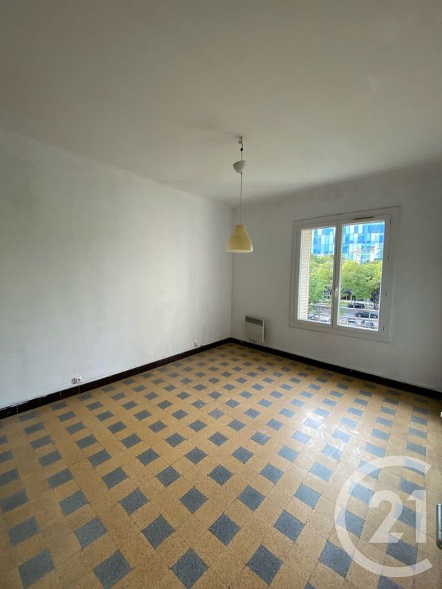 Afficher la photo en grand Appartement T4 à vendre - 4 pièces - 75.8 m2 - MARSEILLE - 13009 - PROVENCE-ALPES-COTE-D-AZUR - Century 21 Coeur Neuf