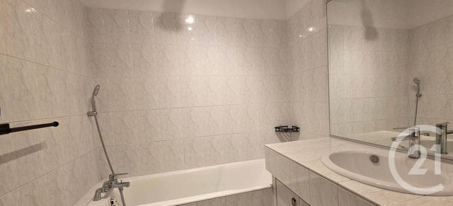 Appartement T3 à vendre - 4 pièces - 81.09 m2 - MARSEILLE - 13009 - PROVENCE-ALPES-COTE-D-AZUR - Century 21 Coeur Neuf